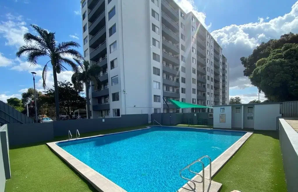 2 X 1 SECURE AND BEAUTIFULLY PRESENTED APARTMENT