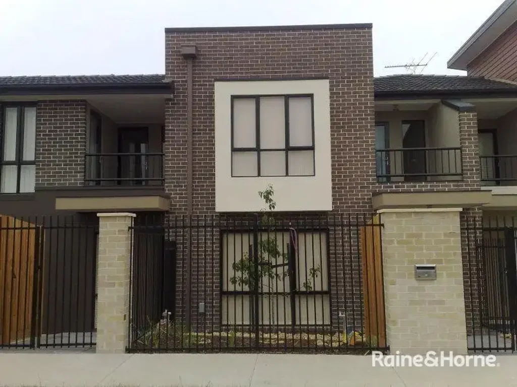 A Beautiful Modern Townhouse In Central Location!
