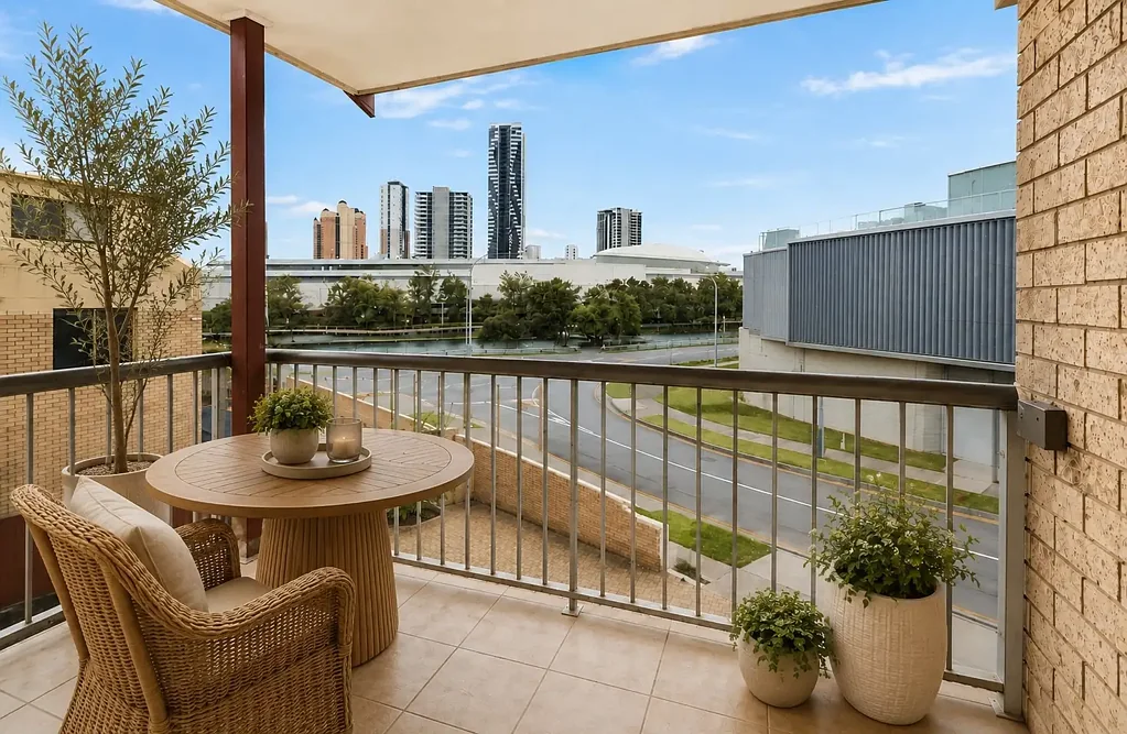 Broadbeach Waters 2房  Vendor Relocating – Instructions Are Clear!