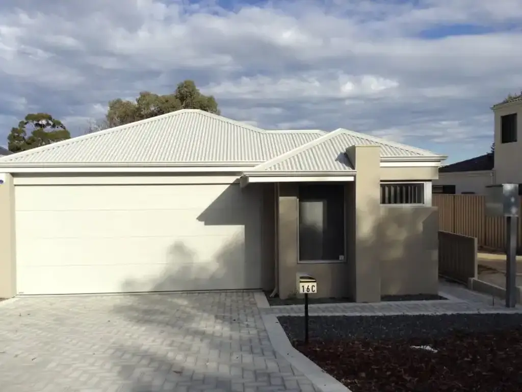 Large House in Top Location. Near Curtin Uni.
