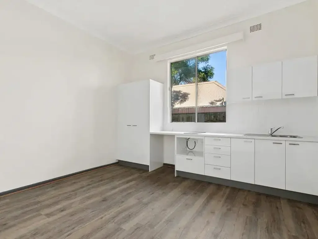 Private, Renovated Studio, Centrally Located, Water and Electricity Included