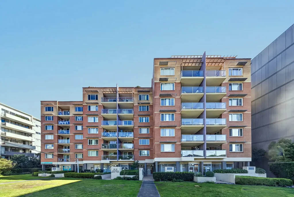 Rockdale 2房 位于卓越综合体内的翻新一层公寓。 Refreshed 1st floor apartment in superb complex.
