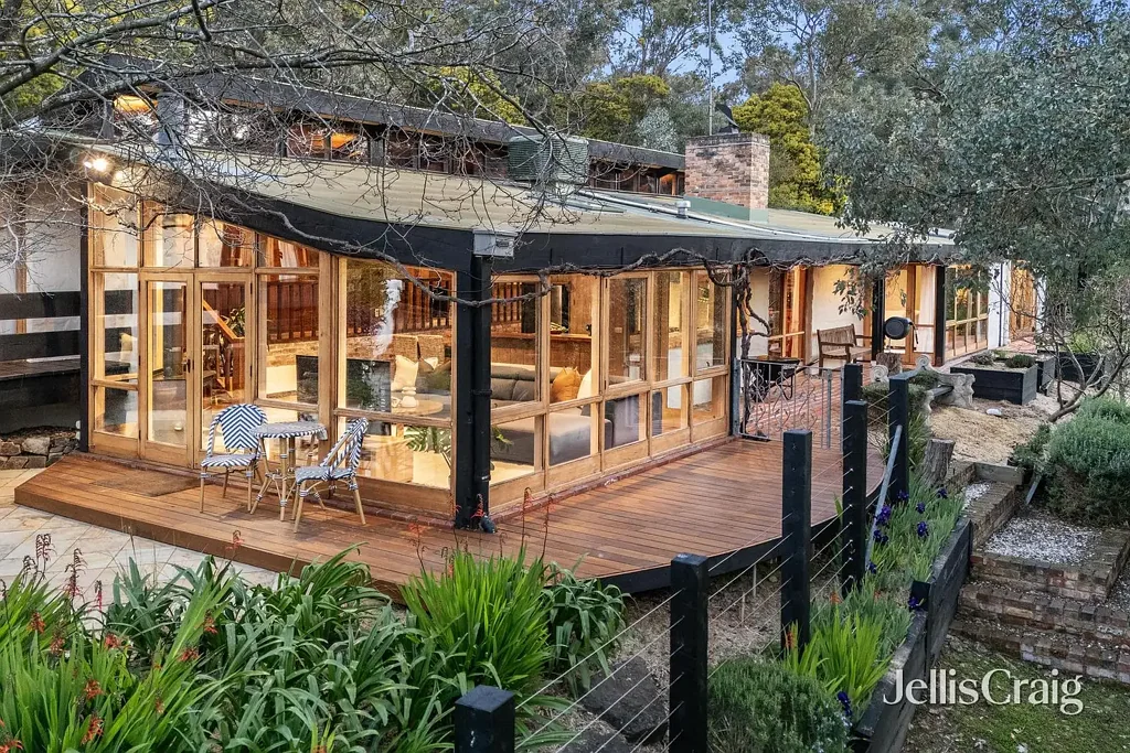 Eltham 5房  Authentic Alistair Knox, Elevated for Contemporary Living