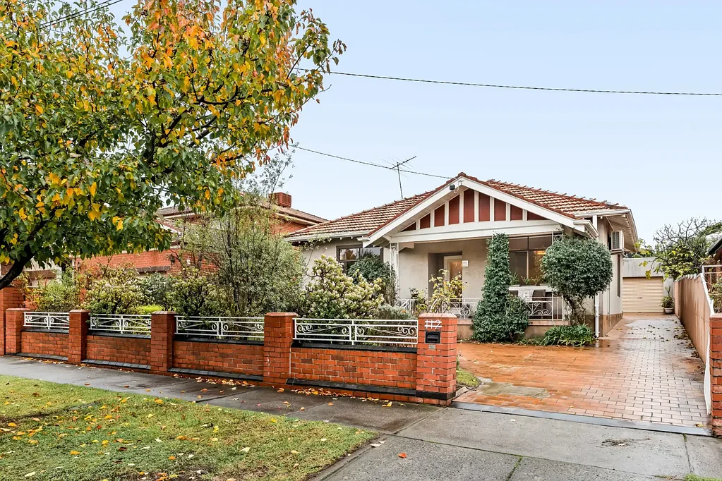 Preston 3房 迷人时期住宅 宽敞高地块约525m2 装饰性天花板 现代舒适布局 水暖供暖 分体式空调 步行交通便捷 So Many Possibilities…