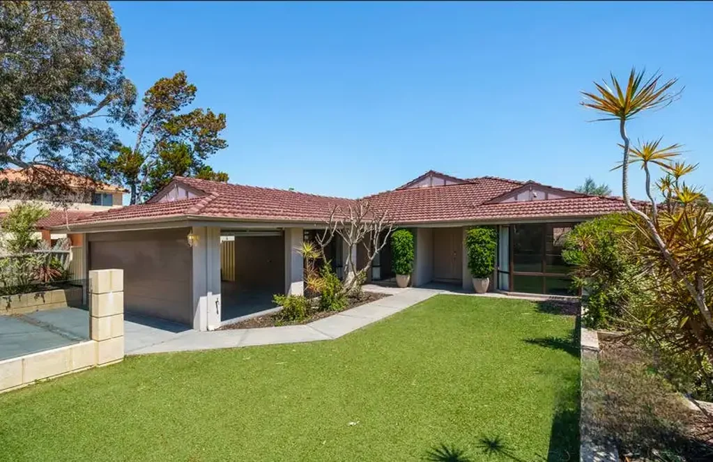 Fantastic Rental Opportunity in Sought After Applecross!!