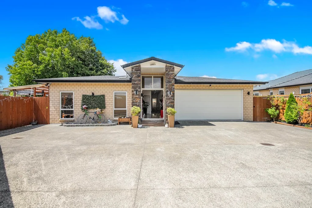 Rosehill 5 Bedroom Exceptional Living – 3 + 2 Home for Extended F...