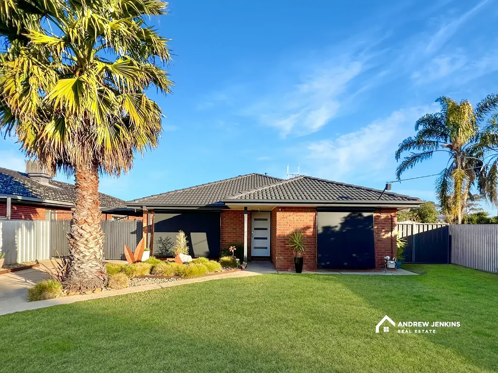 Cobram 5 Bedroom Fully Renovated Family Entertainer with Space for Everyone and Everything!