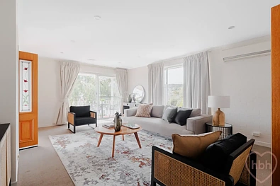 Farrer 5房 Set in an elevated position this lovely renovated home will delight!