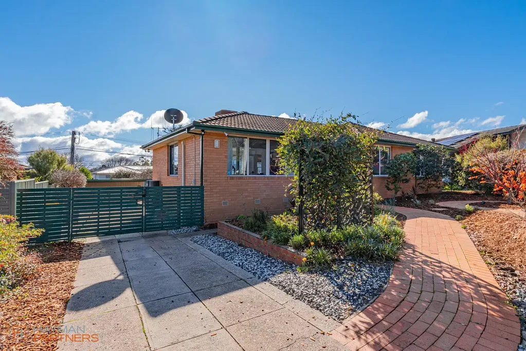 Waramanga 4 Slaapkamer Beautifully Renovated Family Living with Stunning Sunset Views
