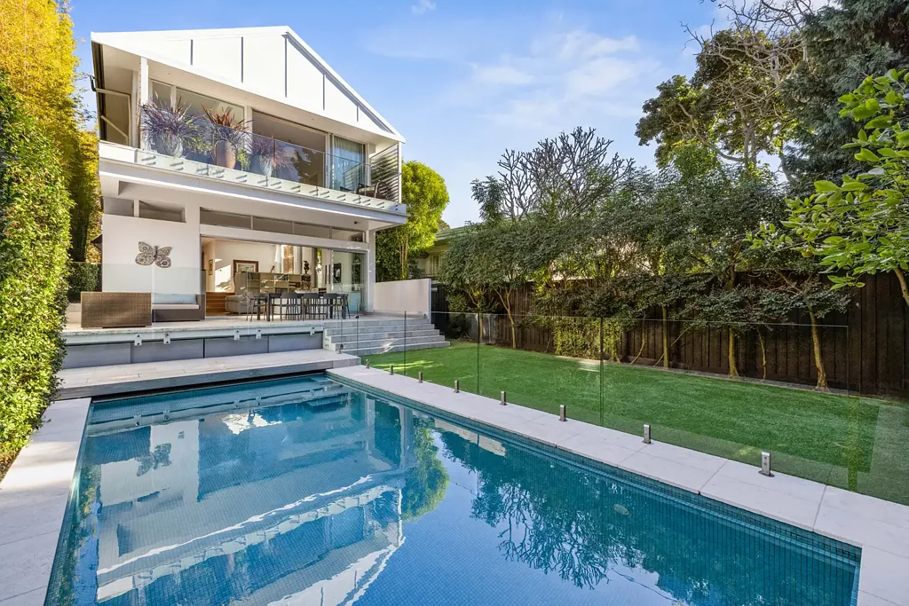 Bellevue Hill 5房 Bellevue Hill蓝筹地段 5卧+书房 3卫+双车库 阳光充沛 北向景观 厨房配备Miele电器 豪华泳池 现代家庭理想居所 The Quintessential Family Entertainer.