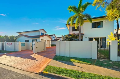 West End 3房  Spacious Townhouse Living in a Secure Lakeside Community