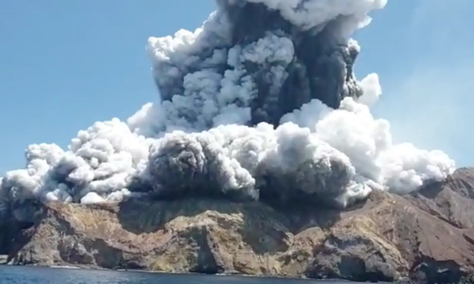 中国驻新西兰使馆启动怀特岛火山喷发突发事件应急机制