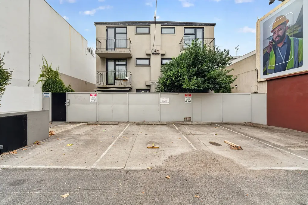 Richmond 1房 Richmond便捷地段 一居室空白画布 街外停车位 开放式布局 城市边缘位置 无限上升空间 咖啡馆餐厅近邻 Renovate, Reimagine & Reap the Rewards