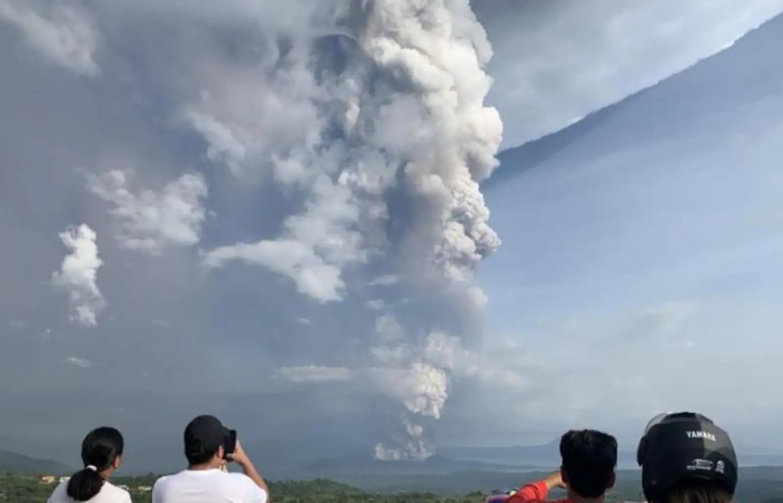 菲律宾火山喷发！45万人恐需撤离...或引发大海啸
