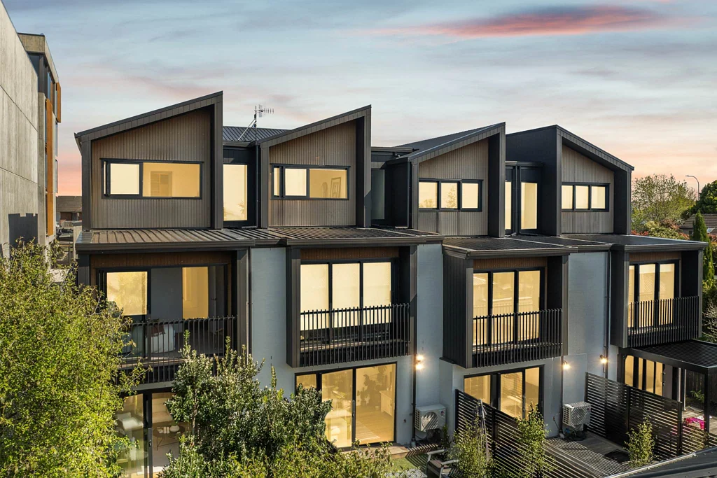 Mission Bay 3 Slaapkamer Freehold, Near-New and Ready to Enjoy