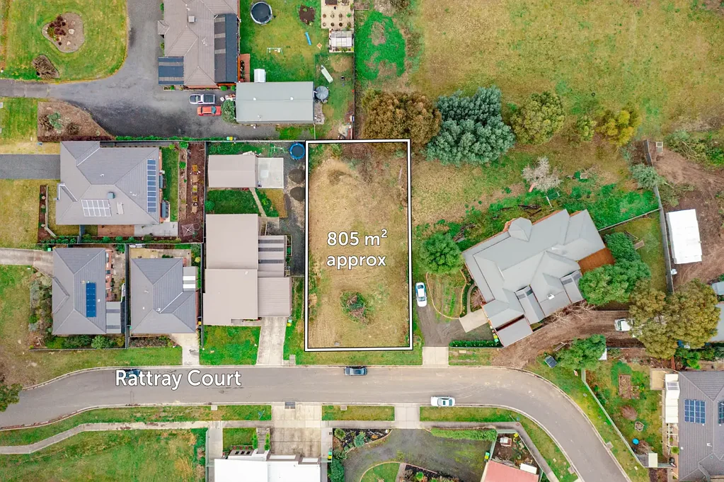 Canadian  Quiet court location with surrounding family homes