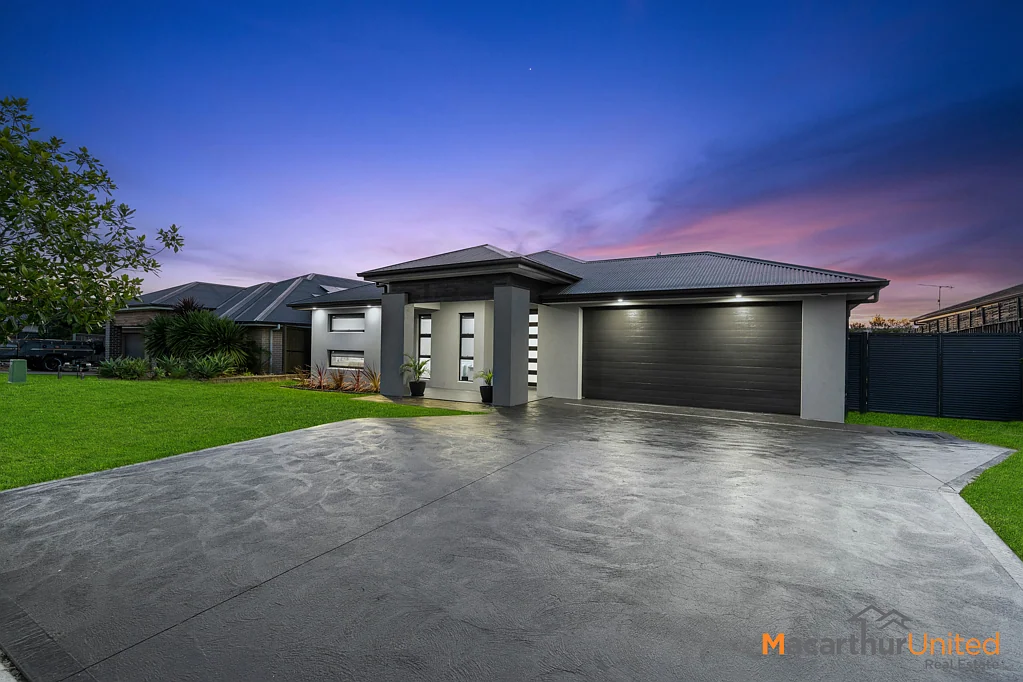 The Oaks 4 Bedroom Stunning Family Home in The Oaks - 4 Caley Street