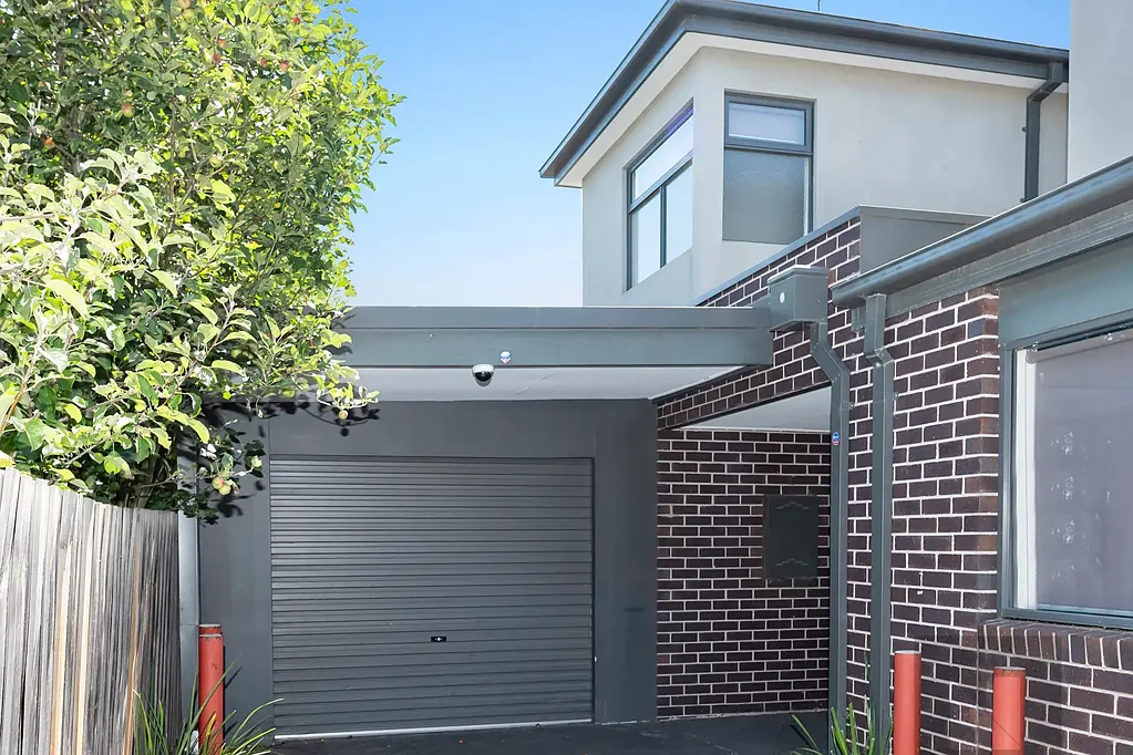 Stylish Townhouse Living – Modern Comfort & Convenience