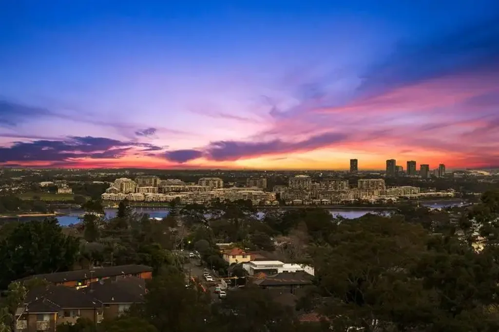 Stylish 2 Bed unit with carspace, balcony and water views