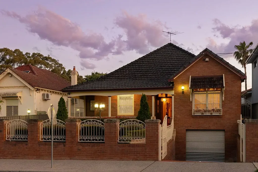 Burwood 5Kwarto Grand tri-level double brick family home in a prized blue-ribbon setting