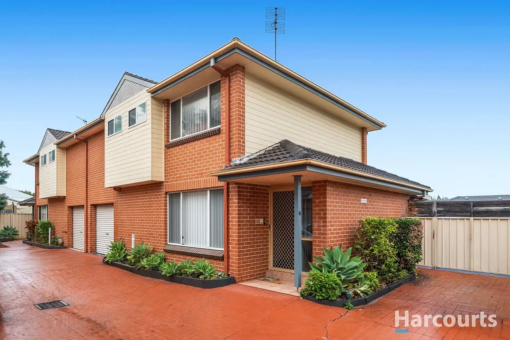 Belmont 3房  Low maintenance townhouse, boutique complex just 450m to lake's edge