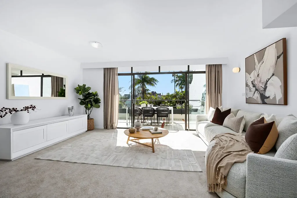 Woollahra 3房 Exclusive Rosemont社区 稀有三卧公寓 北向阳光花园 双车库电梯入户 露台城市风光 Split-Level, House-Sized Apartment in a Garden Estate
