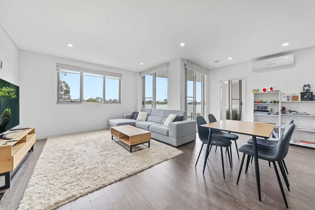 Asquith 2房 现代两卧公寓 私密北西朝向 石质台面厨房 Smeg家电 燃气灶 洗碗机 独立起居用餐区 宽敞带顶阳台 主卧带独卫 安全车库 优越交通 便捷生活 Immaculately Presented | Spacious Floorplan