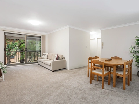 Sutherland 2 Bedroom Top floor 2 bedroom apartment with leafy outlook.