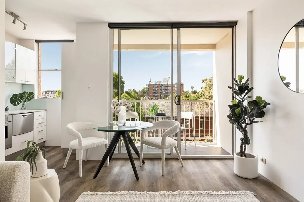 Modern and well maintained with balcony & parking
