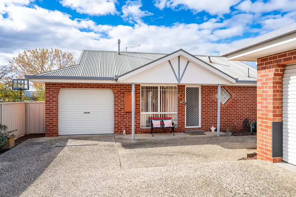 2 BEDROOM TOWNHOUSE OFFERING LOW-MAINTENANCE LIVING!