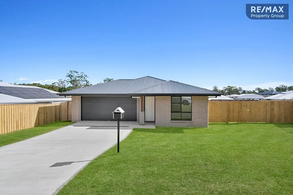 7 Scarlet Moon Court, Southside, QLD 4570