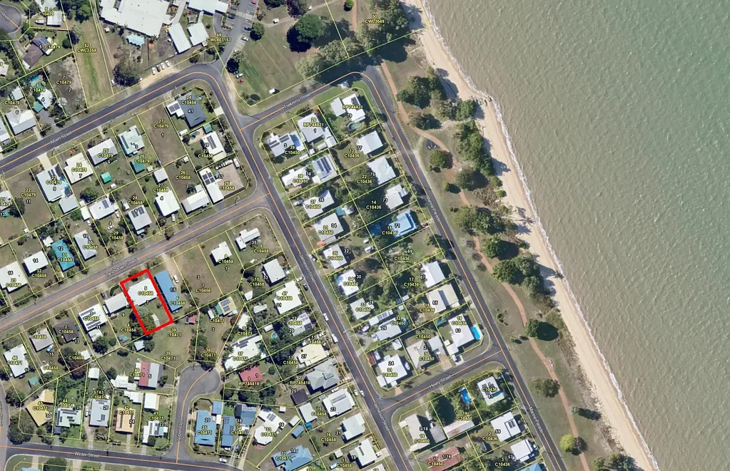 Cardwell 4ਬੈੱਡਰੂਮ 4b/r block beachside home close to the beach with a large shed - needs some TLC