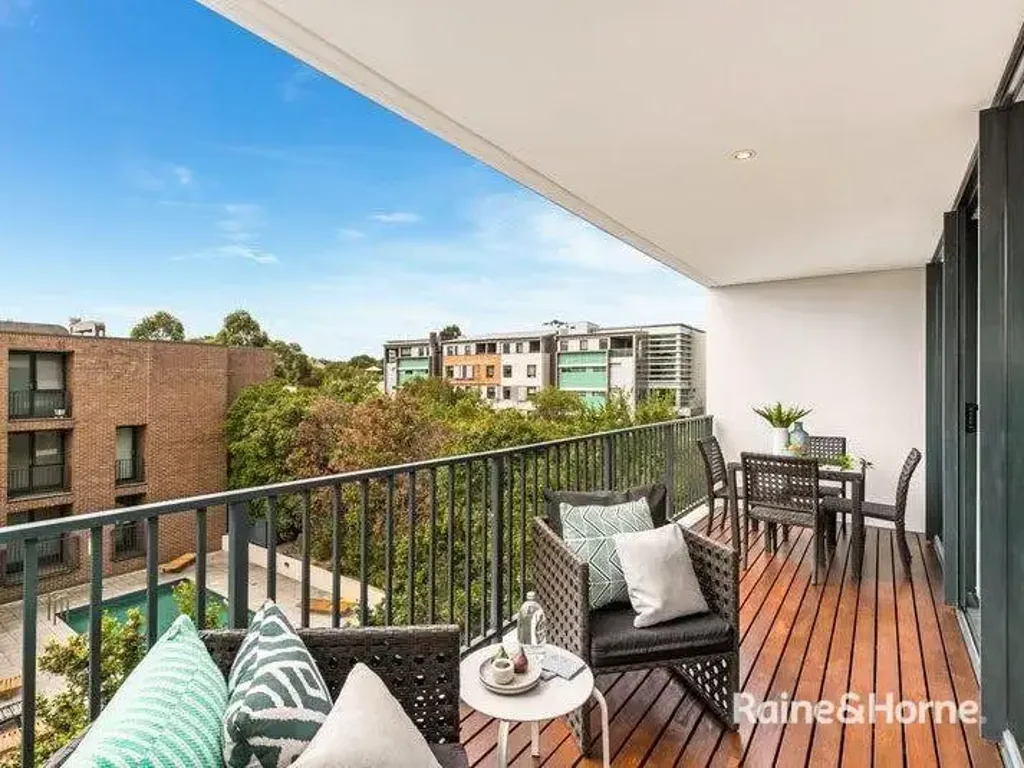CHIC EXECUTIVE APARTMENT BATHED IN NORTHERLY LIGHT!