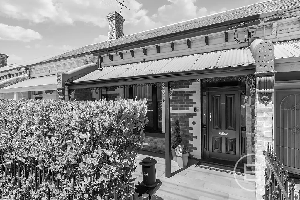 Moonee Ponds 3房 获奖设计师翻新 高天花板宽敞尺寸 复杂石膏工艺 燃气壁炉背光吧台 时尚浴室双雨淋 阁楼工作室 900毫米Fisher & Paykel炉灶 阳光后院两车位 安全便利生活 咖啡馆餐厅近 Moonee Ponds Station便捷 Expressions of Interest closing Tuesday 28th October at 5pm