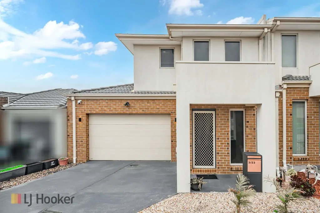 Craigieburn 3房 位置优越 靠近Aitken大道 毗邻小学 购物中心 交通便利 公园绿地 舒适起居 精美厨房 主卧套间 低维护后院 中央供暖 窗帘齐全 Beautiful Presented Renovated Townhouse With No Body Corporate!