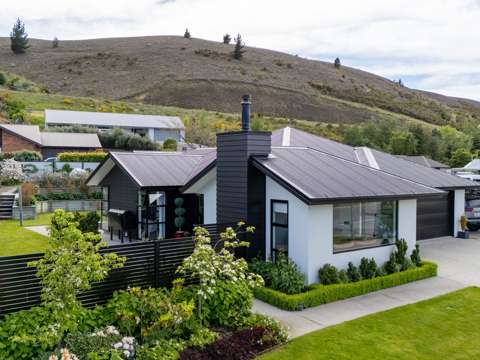 Clyde 4部屋 MODERN FAMILY LIVING WITH MOUNTAIN VIEWS