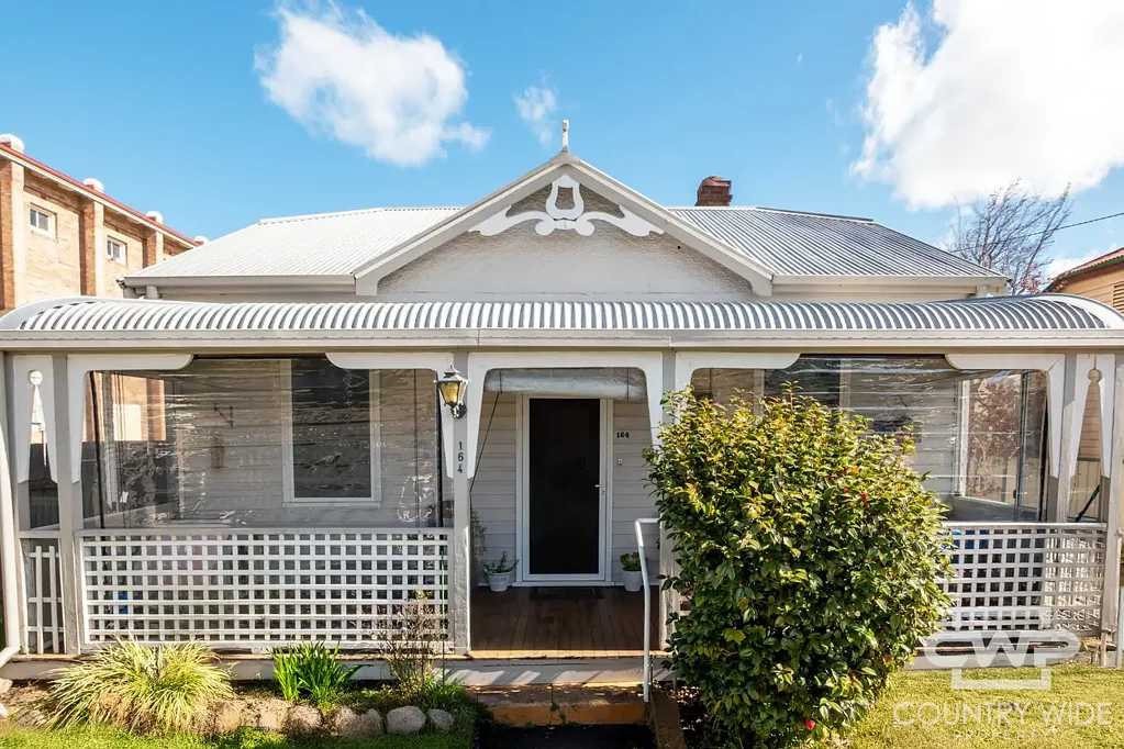 Glen Innes 5 Bedroom Spacious Family Home with Character