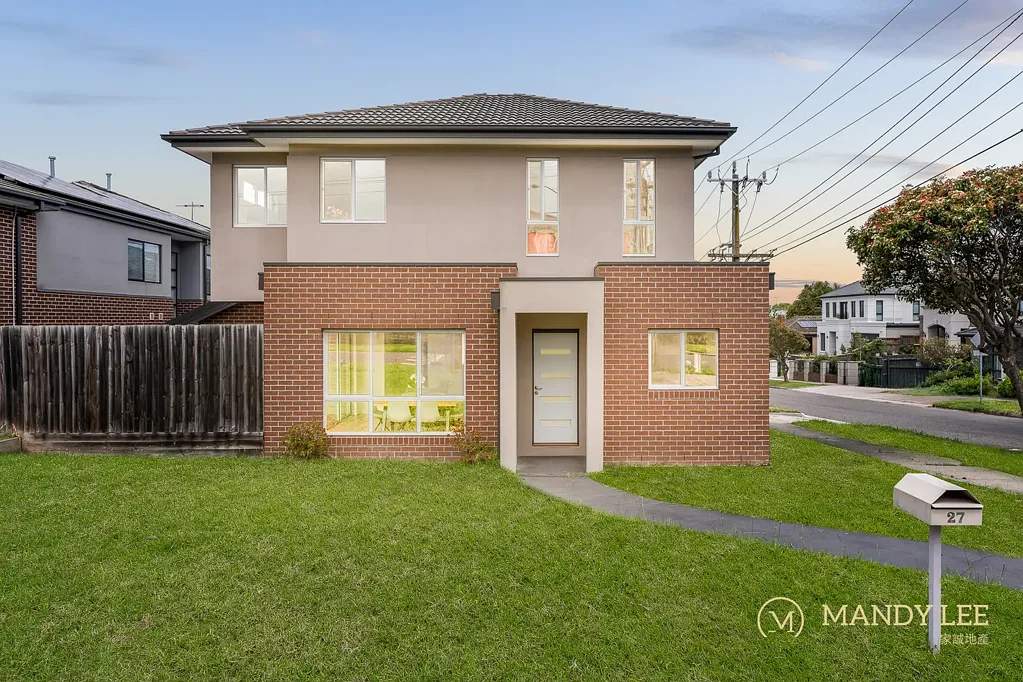 Burwood 4房 宽敞339m²地块 现代精致设计 开放式起居区 设计师厨房 主卧带步入式衣帽间 步行大学&学校 便捷生活配套 Modern Family Living Near Deakin & PLC