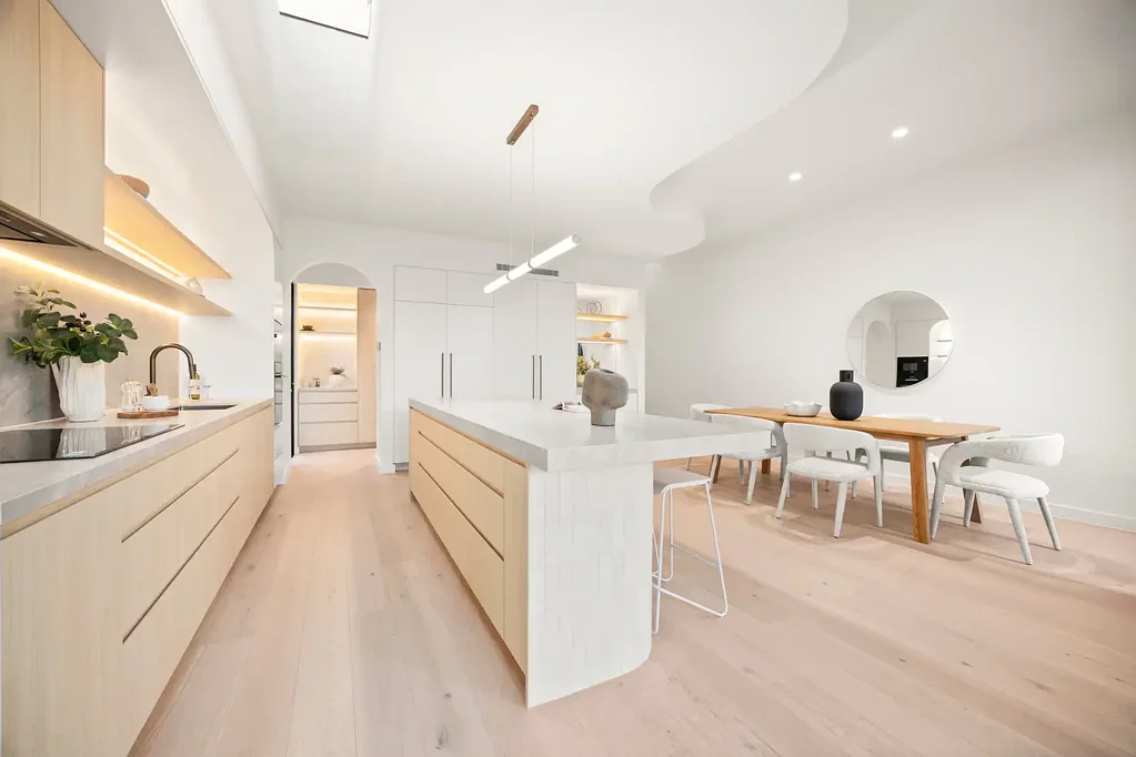 Kirrawee 4房 建筑师设计 四卧奢居 南区瑰宝 开放式娱乐区 豪华主卧套 高端Bosch厨 电加热卫浴 便捷交通 学区房 Luxury Living with Unique Architectural Elegance