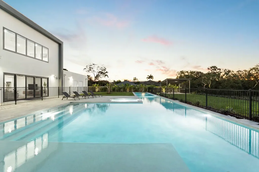Nerang 4غرفة نوم Lake House Living | Exclusive Waterfront Luxury in Riverina