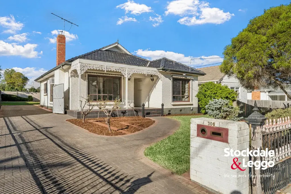 Glenroy 3 Bedroom Spacious Family Living on A Prime Corner Block.