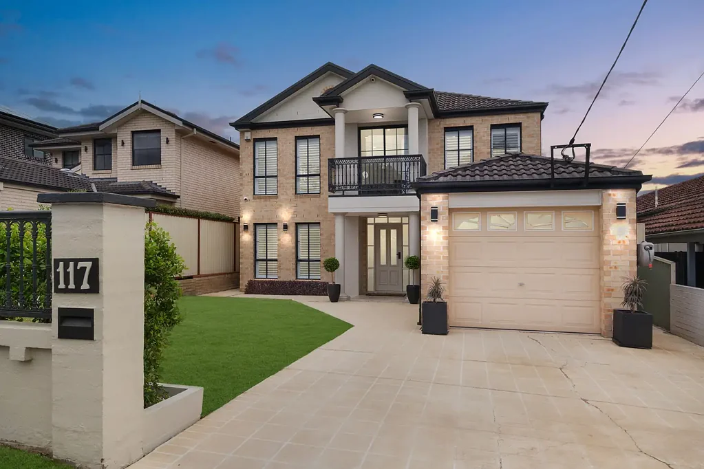 Bexley 5房 宽敞双层空间 高天花板百叶窗 多个生活区域 豪华主卧步入式衣帽间 花岗岩台面厨房 独立花园娱乐室 步行至学校公园 便捷公交火车站 Magnificent Home Defined by Superb Scale and Family Convenience