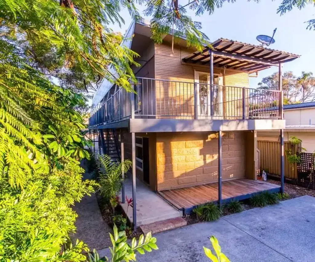 MERMAID BEACH- TOP UNIT WITH SUNNY BALCONY