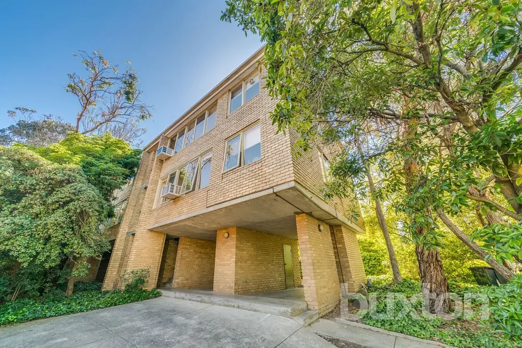 TWO BEDROOM APARTMENT IN PRIME LOCATION