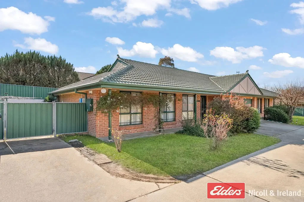 South Bathurst 2 Slaapkamer HURRY....HUGE IMMACULATE UNIT!!