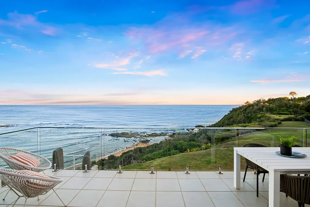 Forresters Beach 6房  Cliff front haven embraces spectacular ocean views