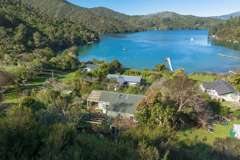 Marlborough Sounds 4 Bedroom Must Be Sold - Your Lochmara Bay Family Retreat Awaits