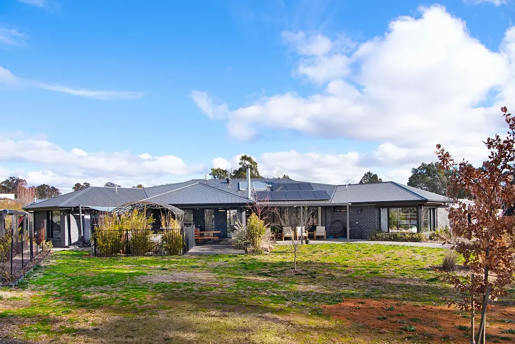 Harcourt 4 Bedroom Tranquil, Tailored Living on a Landscaped Half Acre