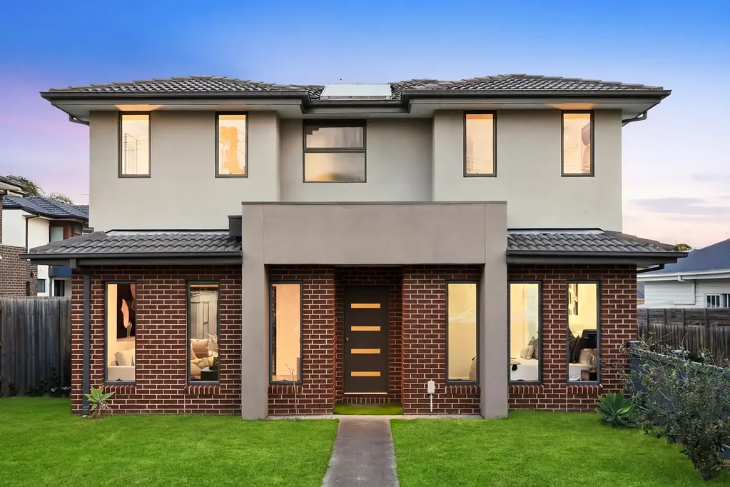 Oakleigh South 4房 现代家庭卓越住宅，带双主卧套房及低维护魅力 Modern Family Excellence with Dual Master Suites & Low-Maintenance Appeal