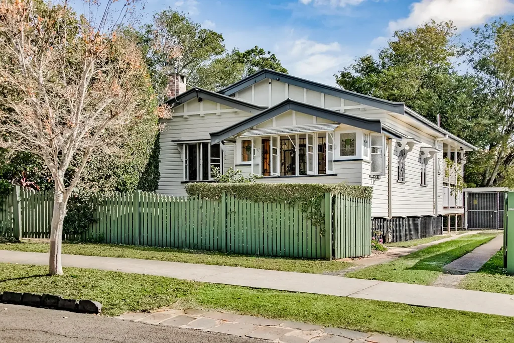CHARMING PROPERTY IN FANTASTIC LOCATION!